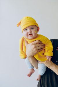 niemowlak w kolorowych ubrankach